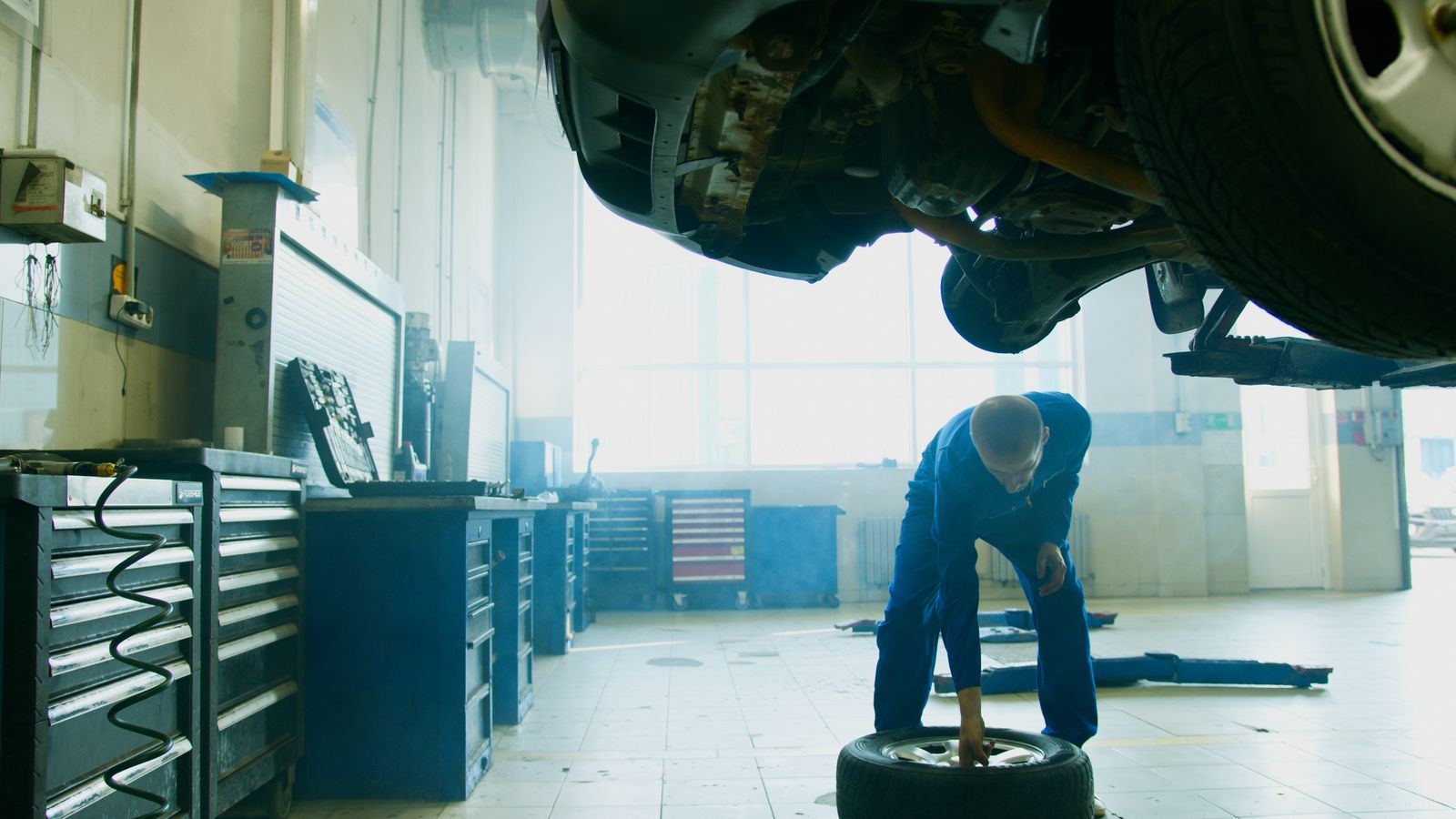 Pneuservisná dielňa a zdvihnuté auto